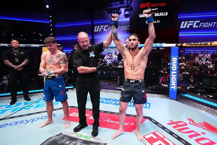 Yaider del Valle Sends Darren Elkins Into Retirement Darren Elkins and Yadier del Valle, UFC Vegas 120
