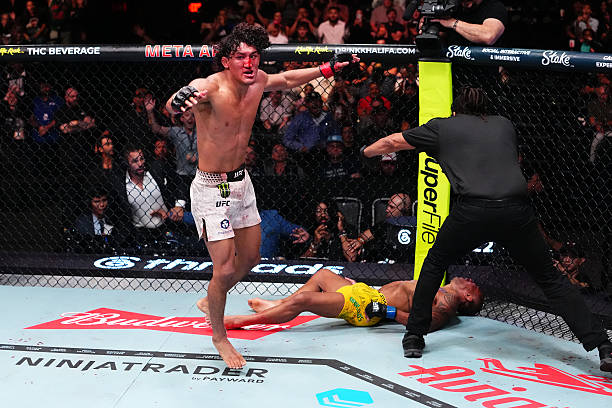 Sports Doctor Disputes Glover Teixeira’s Take On Raoni Barcelos’ UFC Vegas 121 Collapse Disturbing UFC Vegas 121 Ending as Raoni Barcelos Goes Unconscious After Head Hits The Fence