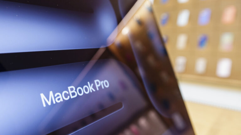 The Upcoming Touchscreen OLED MacBook Pro Is Reportedly ‘Significantly Lighter’ The Upcoming Touchscreen OLED MacBook Pro Is Reportedly 'Significantly Lighter'